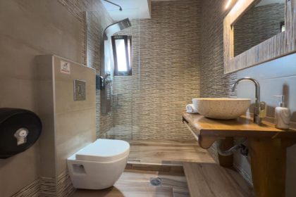 Deluxe Hotel & Suites