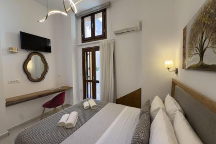 Deluxe Hotel & Suites